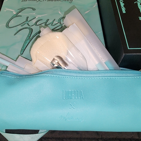 Must Be Cindy Lurella Exclusive bundle and brushes (selling as full set) - Picture 2 of 2